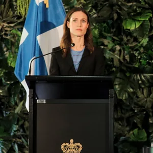 Sanna Marin (l.), Finnlands Ministerpräsidentin, gab in Auckland eine gemeinsame Pressekonferenz mit Jacinda Ardern, Premierministerin von Neuseeland.