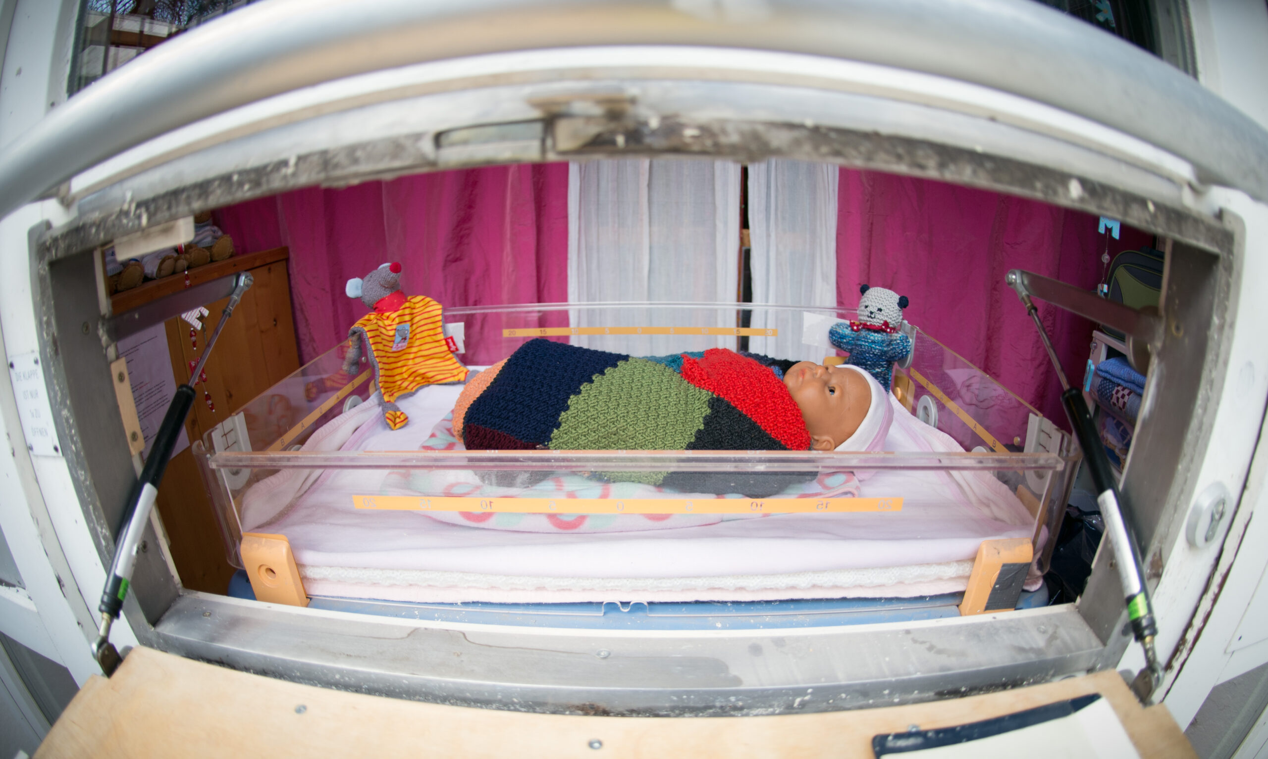 Eine Puppe liegt in einer Babyklappe des Hamburger Vereins Sternipark. Die Nachfrage des Angebots geht in Hamburg zurück.