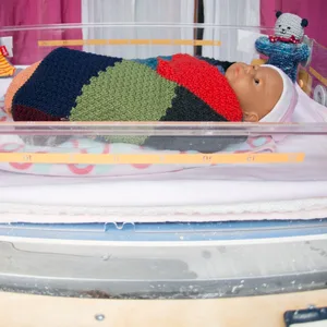 Eine Puppe liegt in einer Babyklappe des Hamburger Vereins Sternipark. Die Nachfrage des Angebots geht in Hamburg zurück.