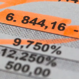 Ein Kontoauszug mit minus 6.844,16 € sowie etwas Bargeld drumherum