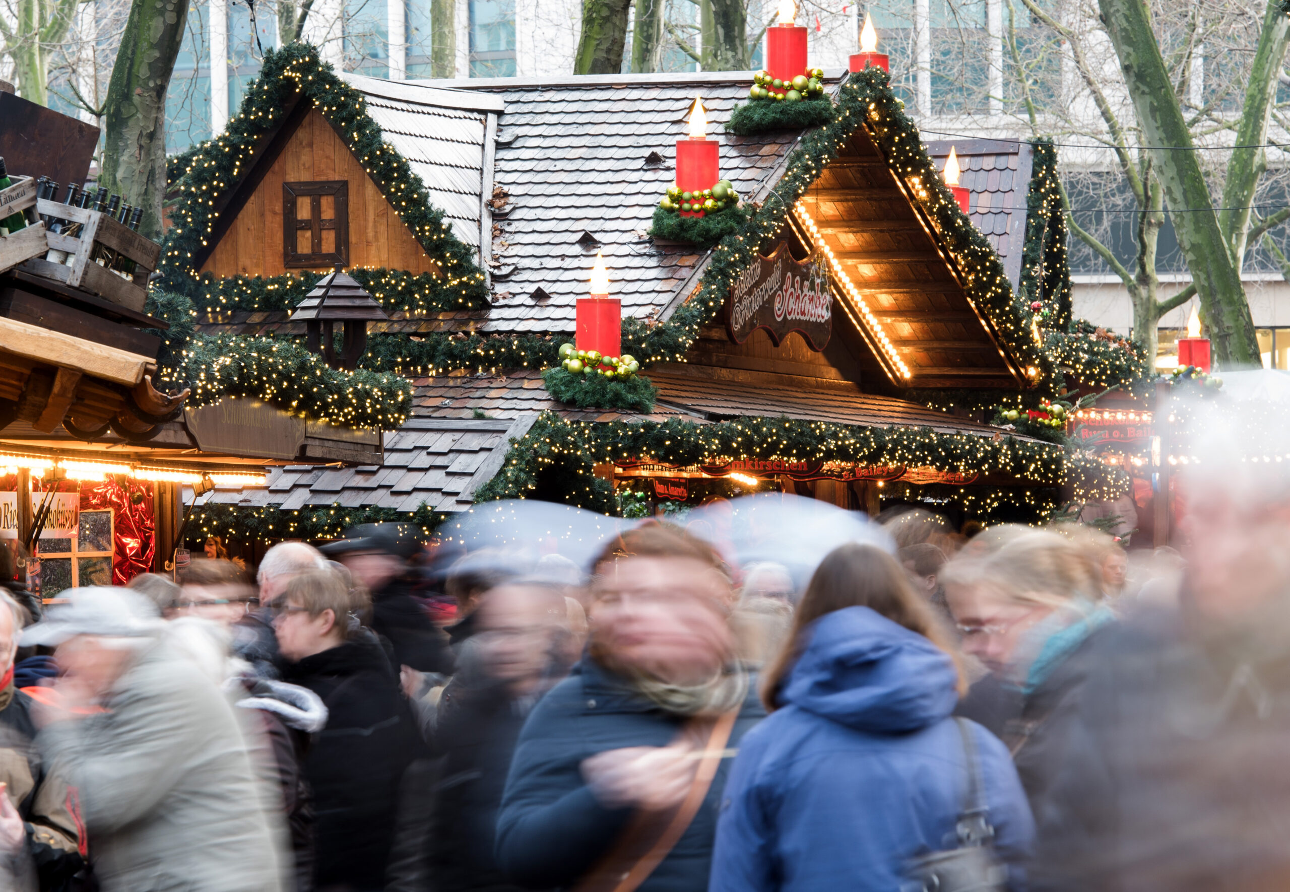 Zahlreiche Menschen gehen über den Weihnachtsmarkt am Gerhart-Hauptmann Platz