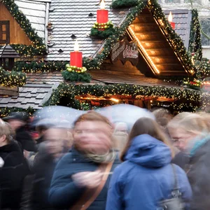 Zahlreiche Menschen gehen über den Weihnachtsmarkt am Gerhart-Hauptmann Platz