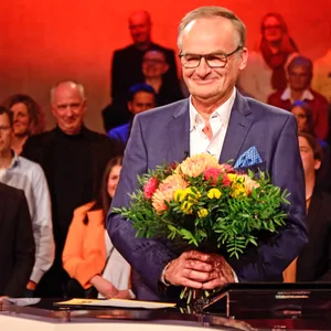 Zum „Hart aber Fair“-Abschied gab's Blumen für den bewegten Frank Plasberg.