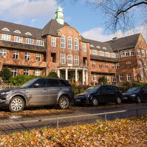 Autos parken vorm Altonaer Kinderkrankenhaus