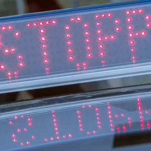 Schriftzug „Stopp“ auf einem Polizeiwagen