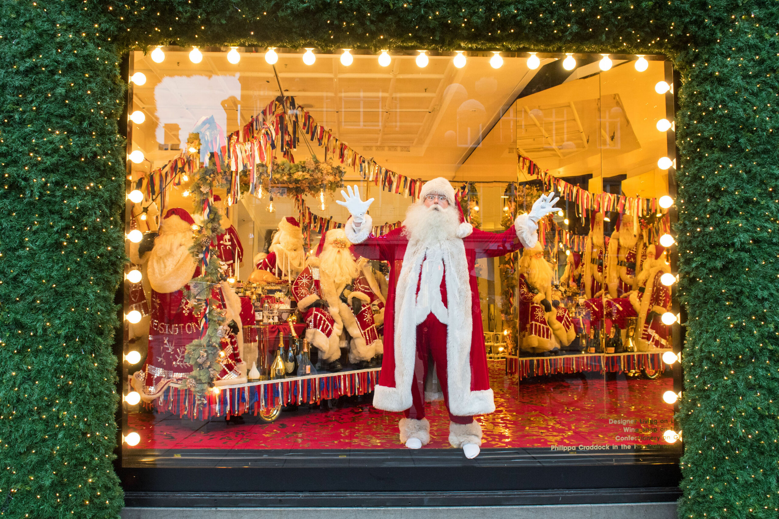 Das Kaufhaus Selfridges in London wird zur Weihnachtszeit üppig geschmückt. (Archivbild)