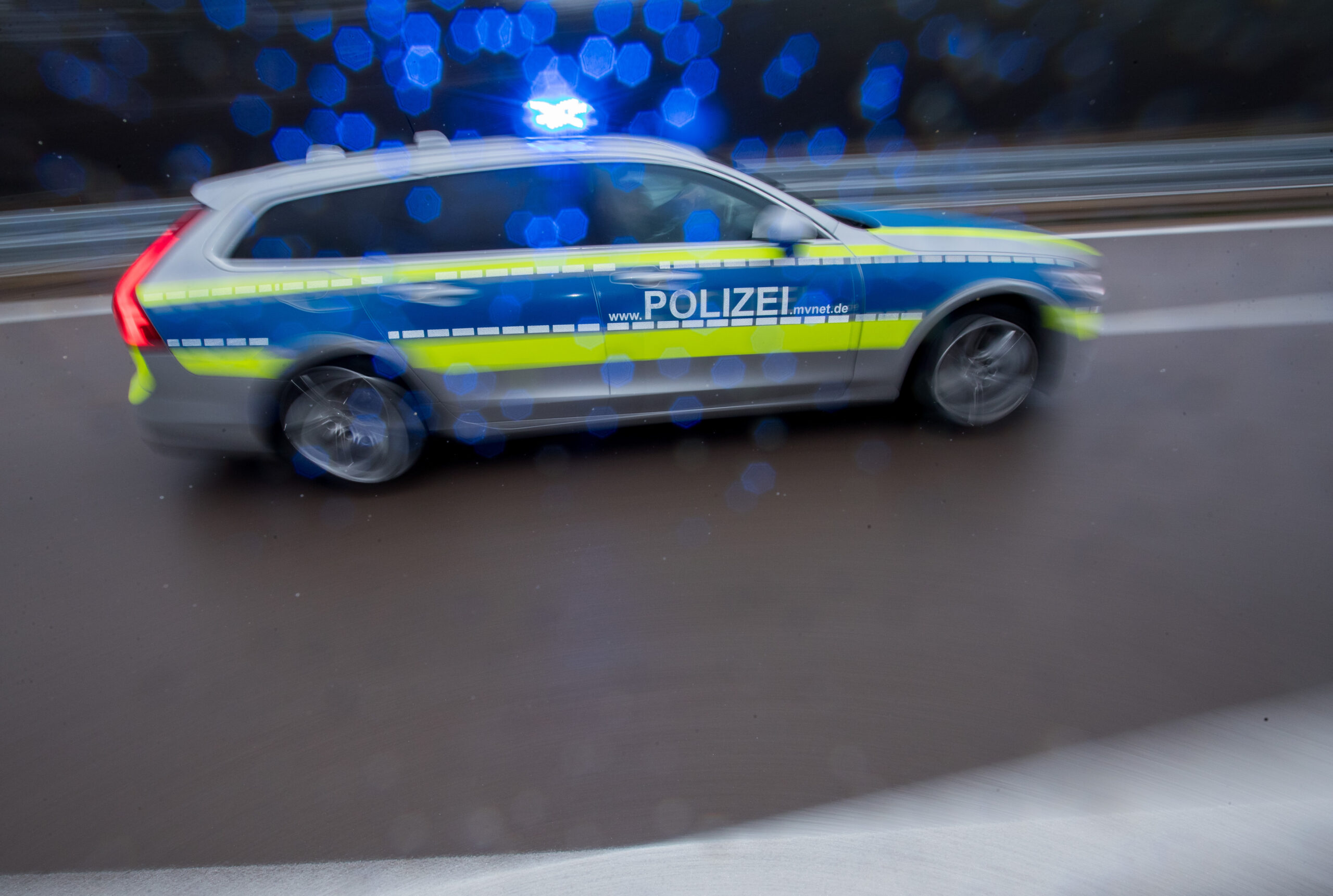 Ein Polizeiwagen mit Blaulicht