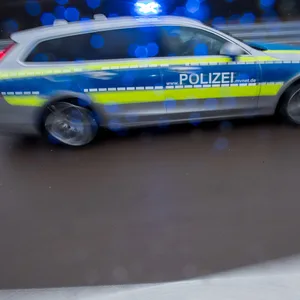 Ein Polizeiwagen mit Blaulicht