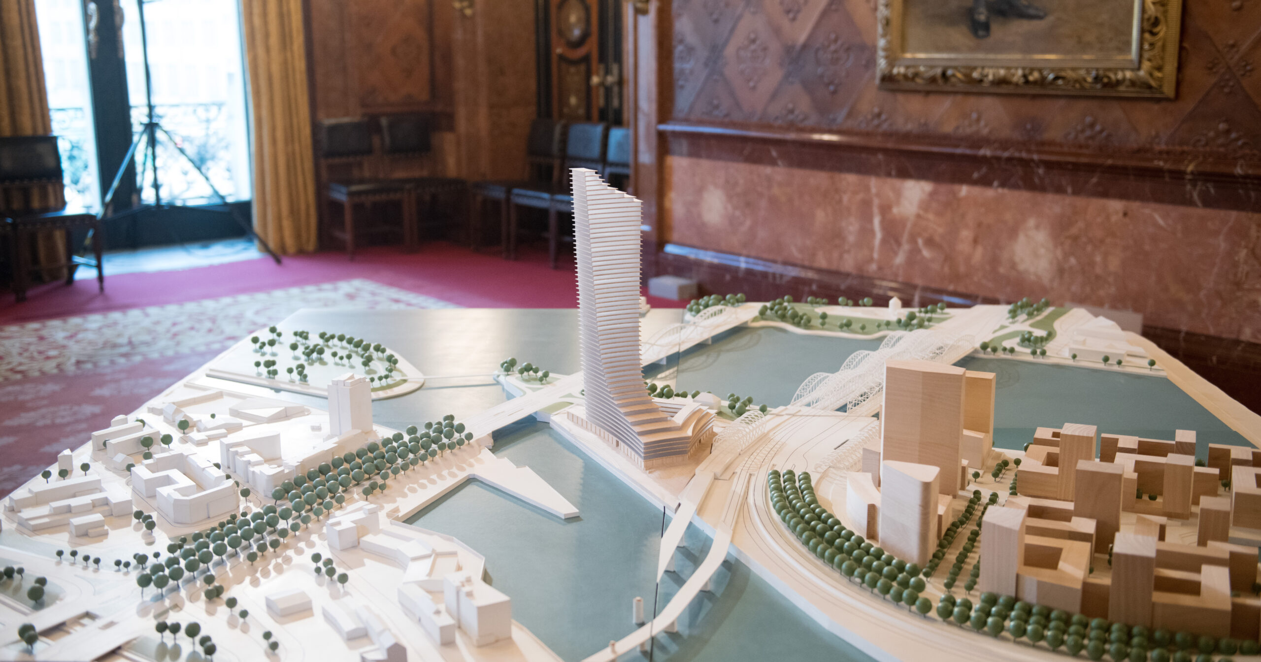 Ein Modell des geplanten "Elbtower" in der Hafencity steht bei einer Pressekonferenz zu dem Bauvorhaben im Rathaus 2018.