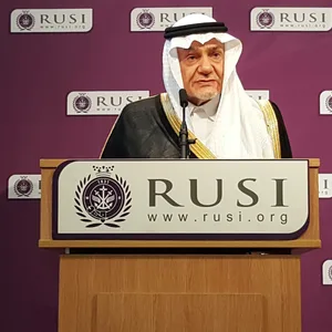 Prinz Abdulaziz bin Turki Al-Faisal bei einer Pressekonferenz.