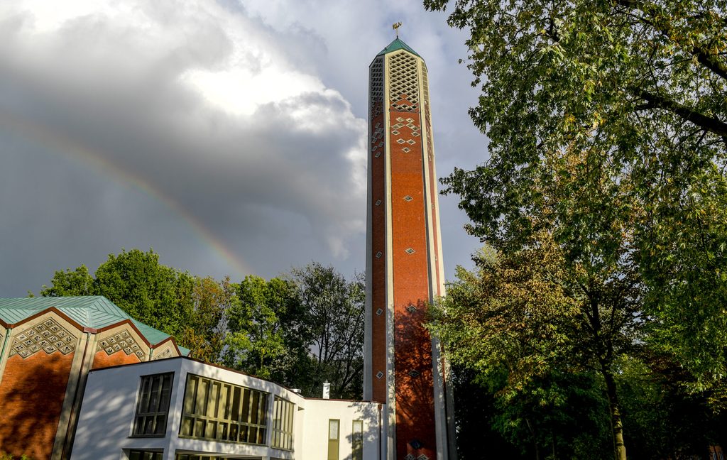 Ein Regenbogen spannt sich über die neue Al-Nour-Moschee