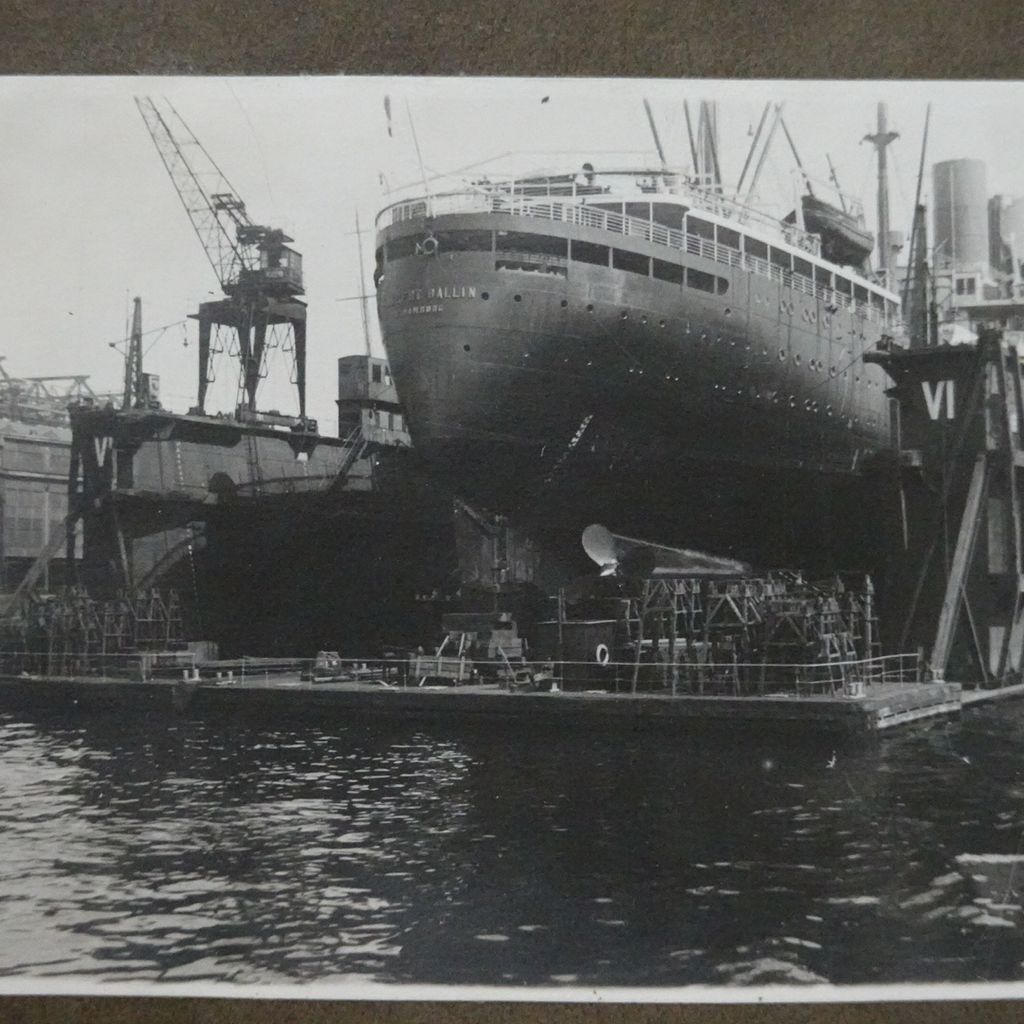 Die „Albert Ballin“ in der Werft bei Blohm & Voss
