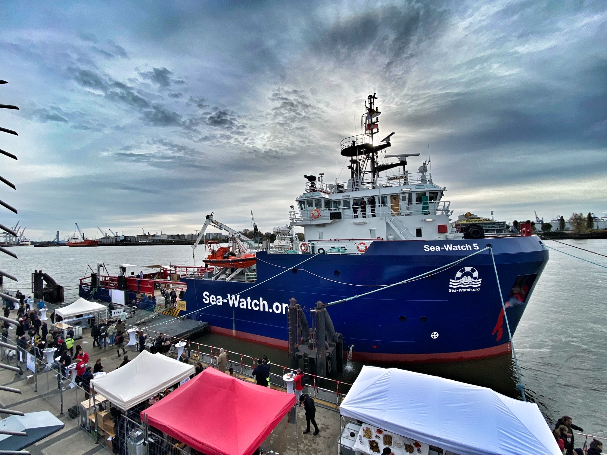 Am Donnerstag wurde die „Sea-Watch 5“ im Hamburger Hafen getauft.