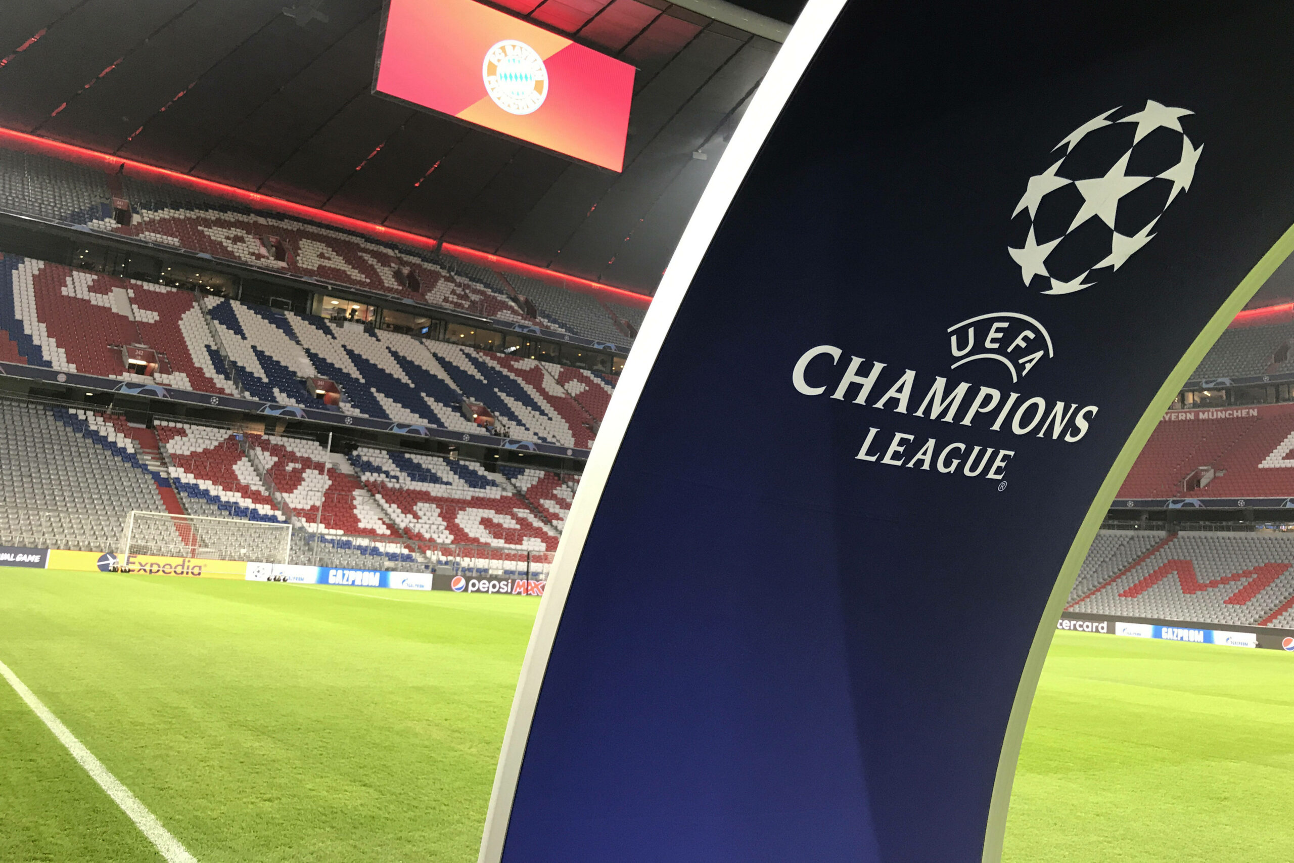 Das Champions League Logo in der Allianz Arena.