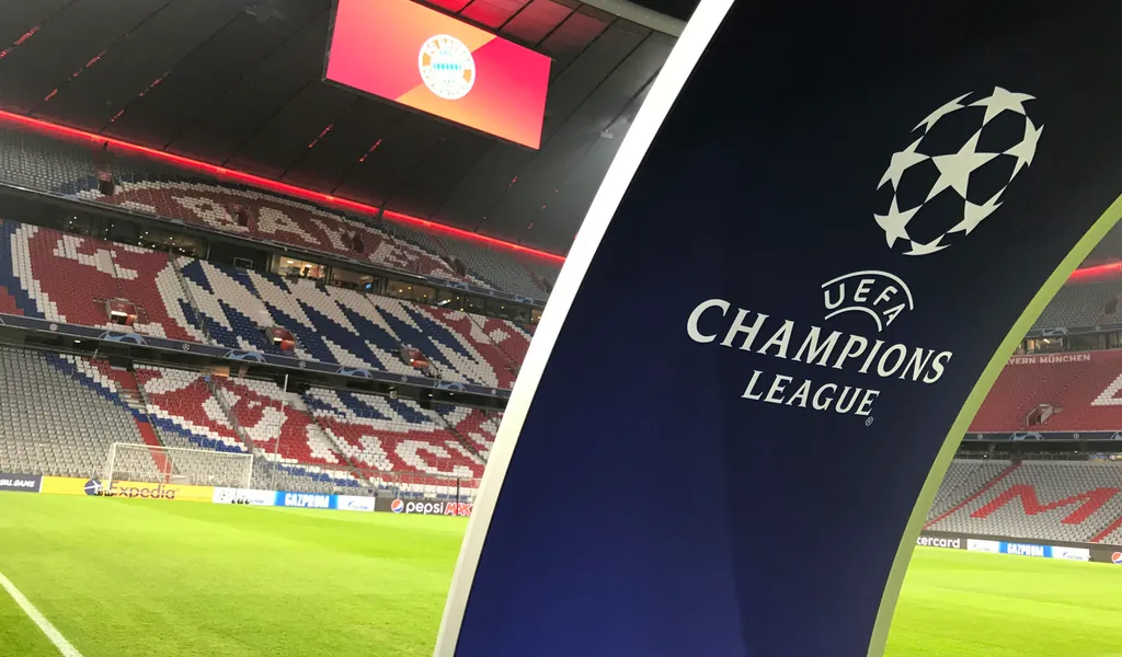 Das Champions League Logo in der Allianz Arena.