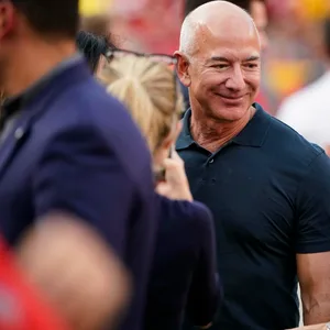 Jeff Bezos im T-Shirt.