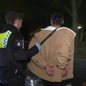 Ein Mann wird aus dem Einkaufszentrum geführt. Gegen ihn konnte kein Tatverdacht erhärtet werden.
