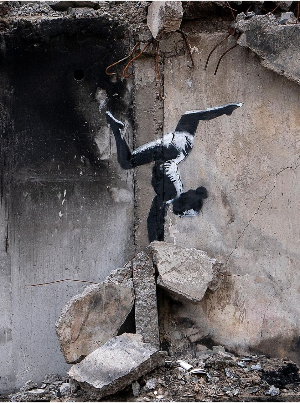Banksy Kunstwerk: Mädchen macht Handstand auf zerstörter Wand bei Kiew.