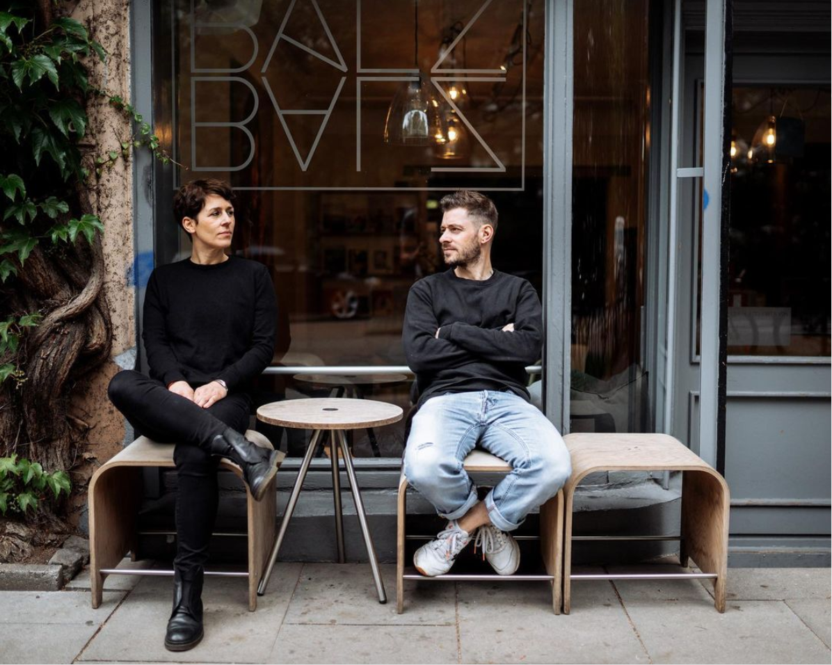 Kathrin und Christoph Balz vor ihrem Café.