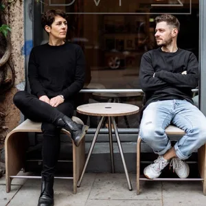 Kathrin und Christoph Balz vor ihrem Café.
