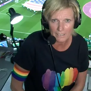 Claudia Neumann im Regenbogenshirt und mit der Regenbogenbinde vor dem Spiel USA-Wales.