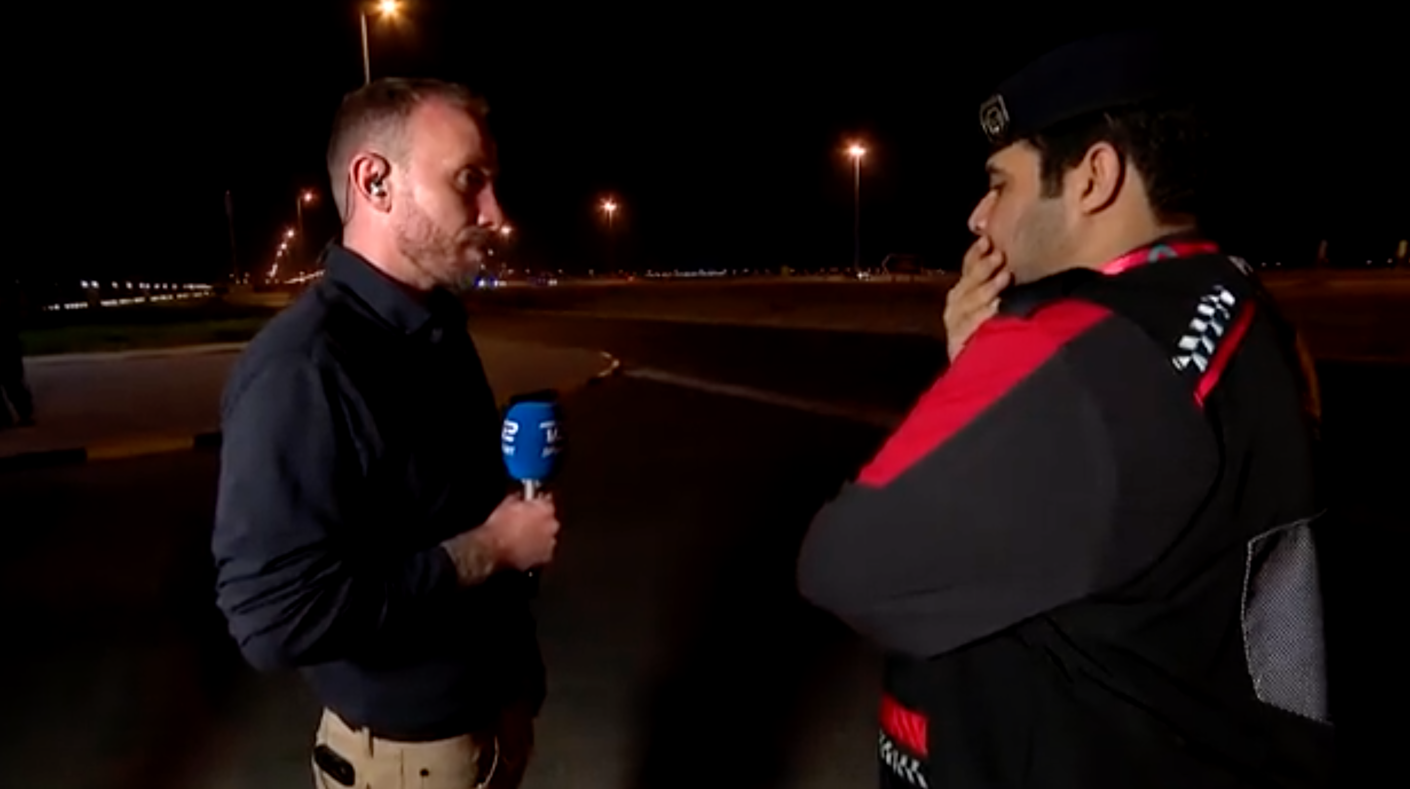 Der dänische Journalist Jon Page im Gespräch mit einem Polizisten.