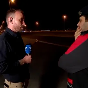 Der dänische Journalist Jon Page im Gespräch mit einem Polizisten.