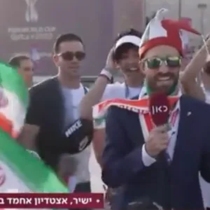Der israelische Reporter Uri Levy umringt von iranischen Fans