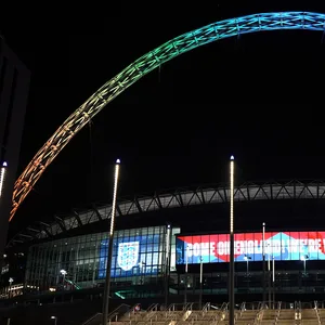 Wembley leuchtet in Regenbogenfarben.