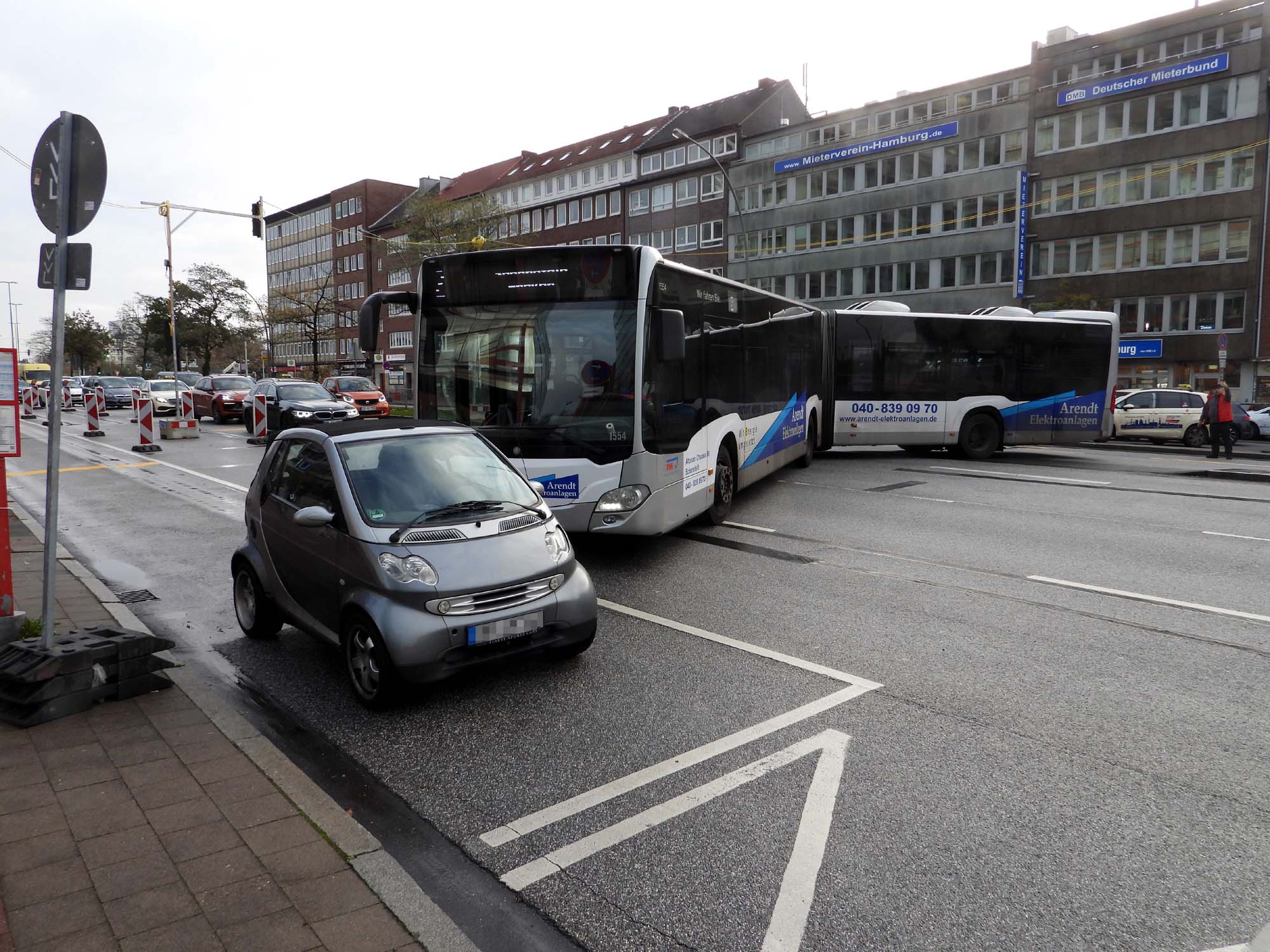 Falschparker blockiert Linienbus – Stau in der Hamburger City