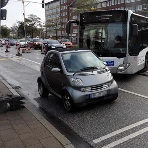 Falschparker blockiert Linienbus – Stau in der Hamburger City