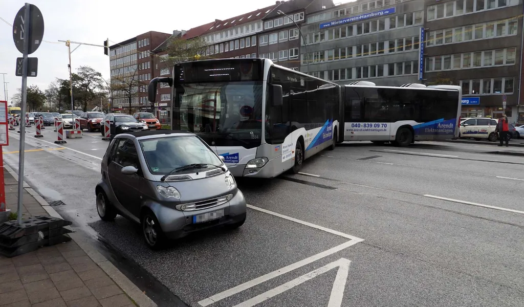 Falschparker blockiert Linienbus – Stau in der Hamburger City