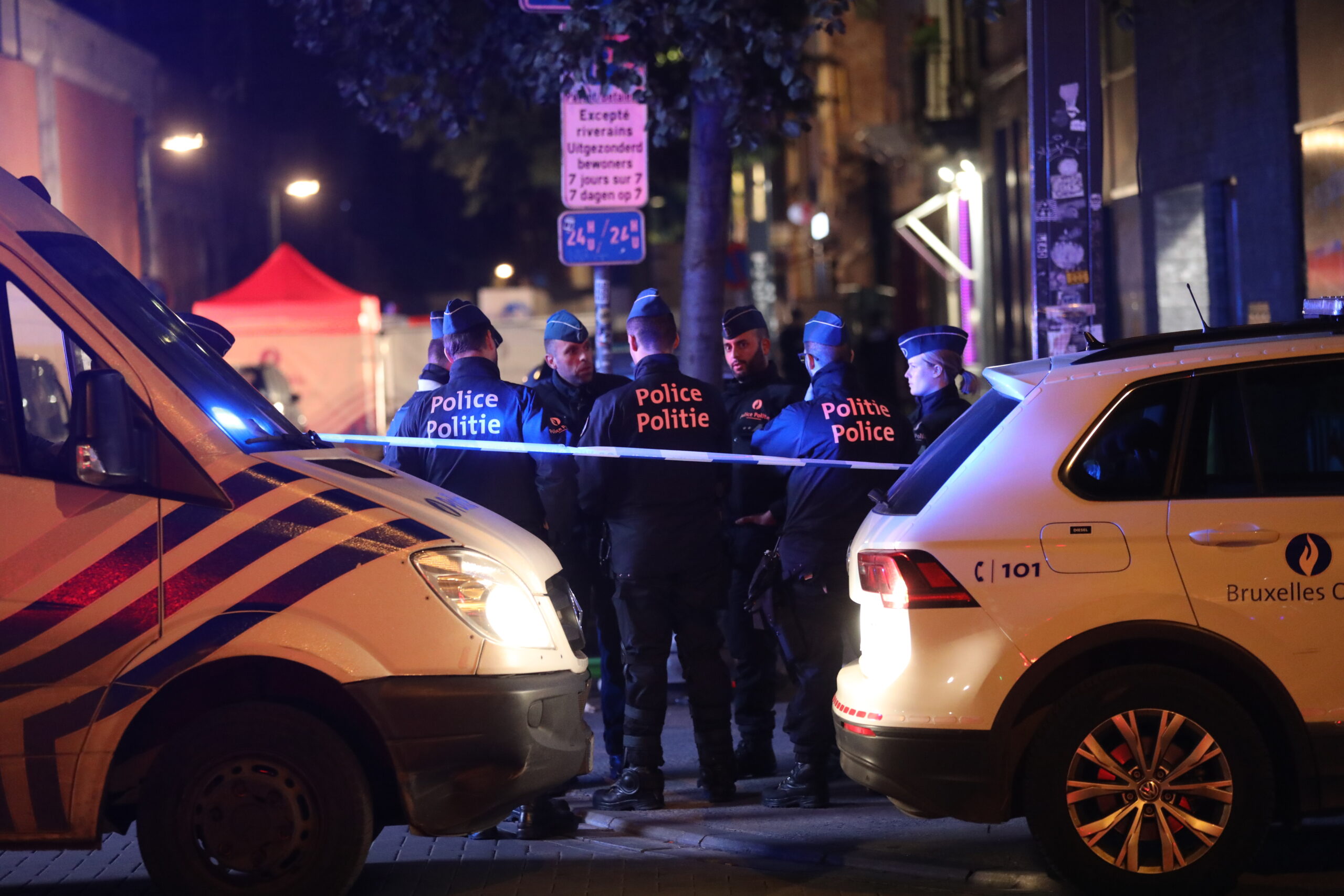Polizeibeamte am Tatort der Messerattacke in Brüssel.