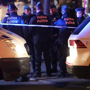 Polizeibeamte am Tatort der Messerattacke in Brüssel.