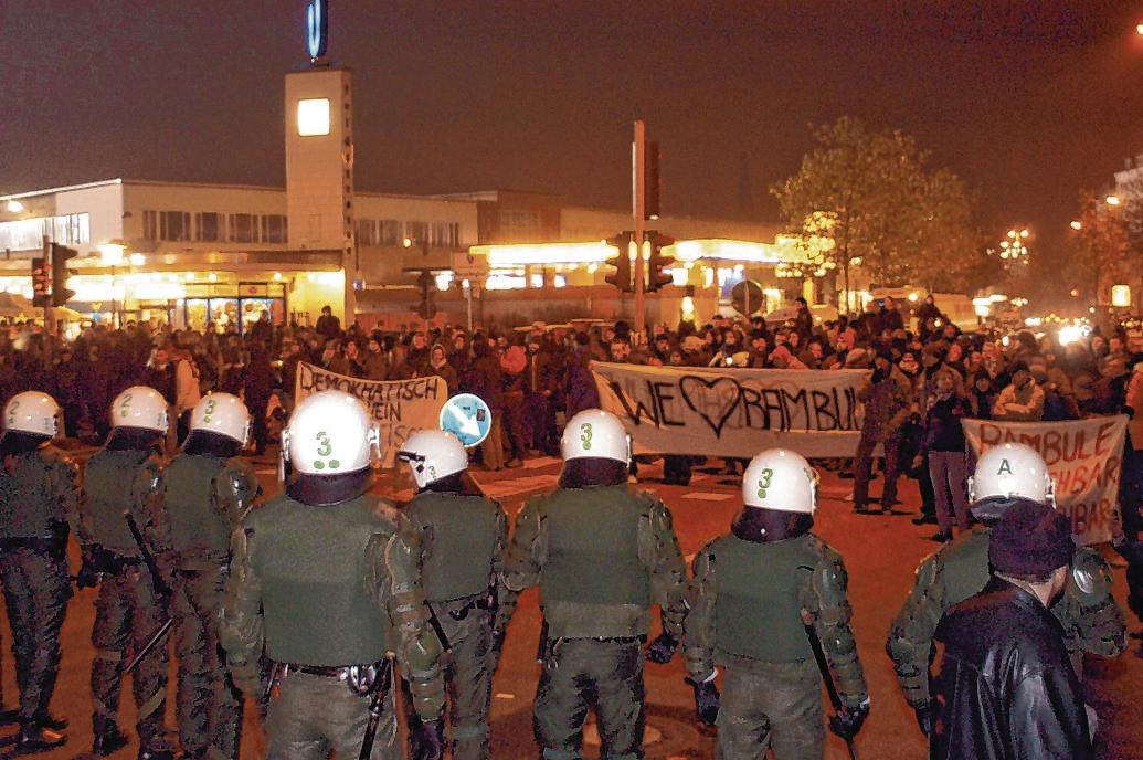 Die Polizei rückt am Morgen des 4. November 2002 an, um die Räumungsverfügung durchzusetzen. Schnell folgen Proteste.