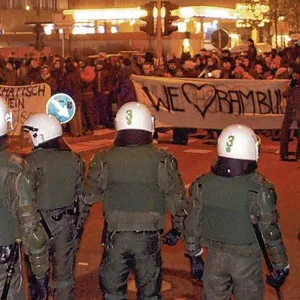 Die Polizei rückt am Morgen des 4. November 2002 an, um die Räumungsverfügung durchzusetzen. Schnell folgen Proteste.