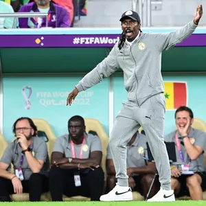 Aliou Cissé treibt sein Team an der Seitenlinie an.