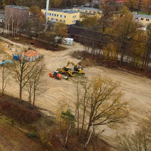Der zweite Bauabschnitt der SAGA in Rissen lässt auf sich warten. Im Hintergrund: Die fertiggestellten weißen Häuser des ersten Abschnitts.