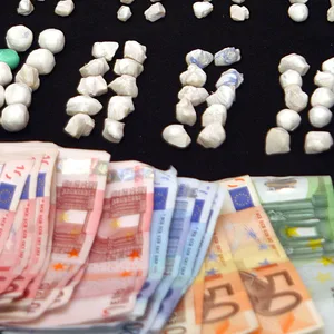 Neben großen Mengen Drogen wurden auch mehr als 11.000 Euro sichergestellt (Symbolfoto).