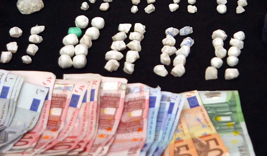 Neben großen Mengen Drogen wurden auch mehr als 11.000 Euro sichergestellt (Symbolfoto).