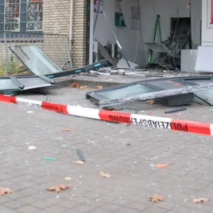 Blick auf die zerstörte Sparkassen-Filiale in Reinbek