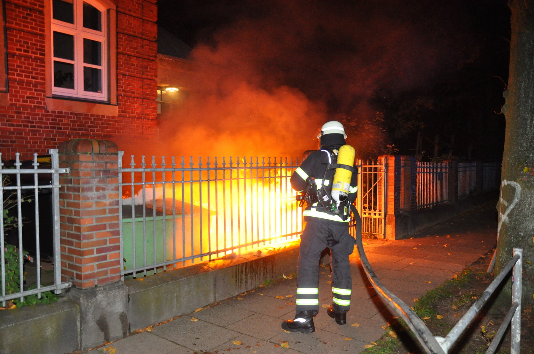 Feuer an Hambuger Schule – Feuerwehr verhindert Übergreifen der Flammen