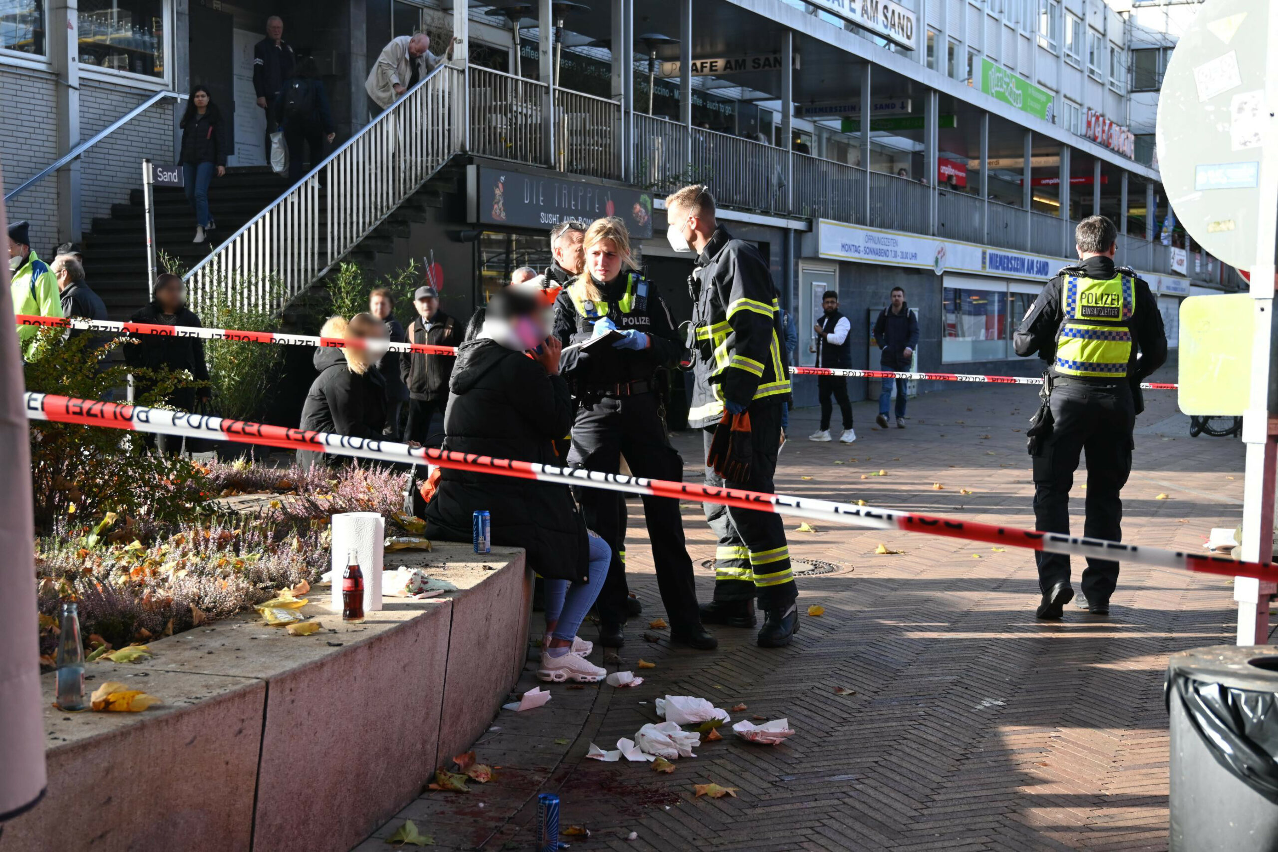 Blutiger Vorfall in Harburg: Ein Mann wurde auf dem Marktplatz niedergestochen.