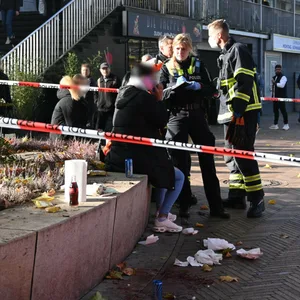 Kurz nach der Tat befragt die Polizei Zeugen am Ort des Geschehens. (Archivbild)
