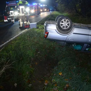 Der Opel überschlug sich bei dem Unfall. Er wurde aufwendig abgeschleppt.