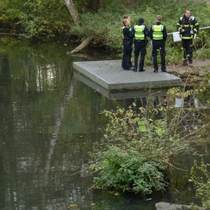 Polizei- und Feuerwehrkräfte auf einem Steg vor der Bille.