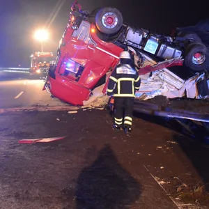 Fischlaster auf A1 in Hamburg umgekippt – stundenlange Sperrung