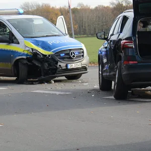 Polizeibus krachtin Pkw – drei Verletzte