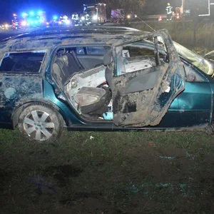 Schwerer Unfall auf Autobahn: Das Auto überschlug sich.v