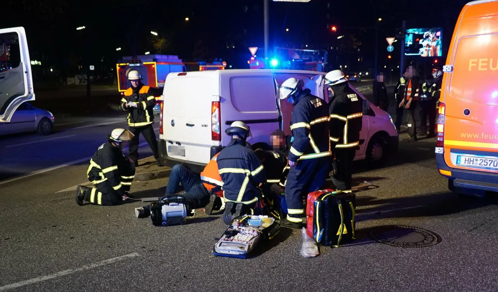 Rettungskräfte auf der Kreuzung in Horn, wo ein Rollerfahrer in einen Transporter krachte
